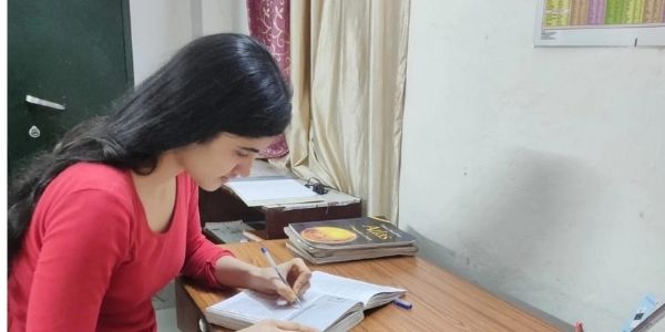 Aishwarya was a very ambitious student. Aishwarya utilized a special technique. She herself calls this a Study mantra 10+8+6.
