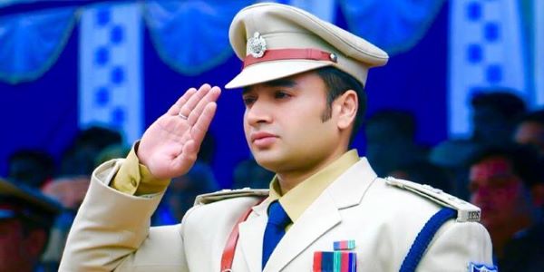 Sachin Atulkar IPS age is 36 years. Moreover, he cracked the exam in his first attempt when he was just 22 years old. 